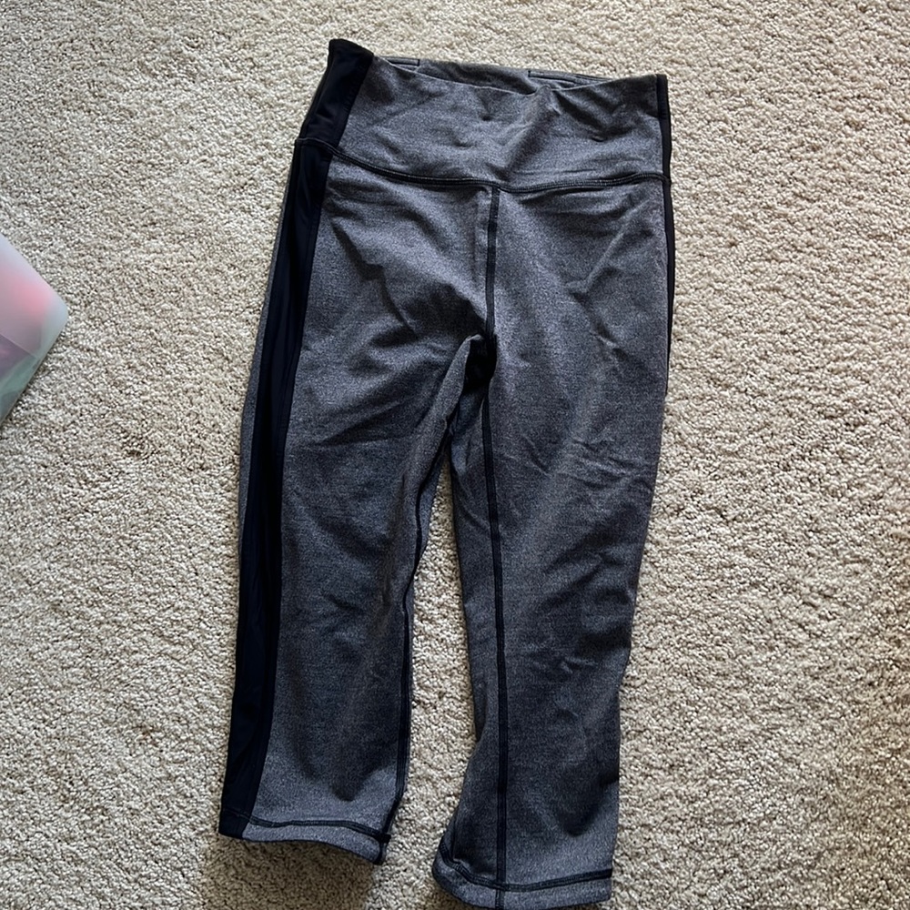 Cropped Grey leggings with black stripe